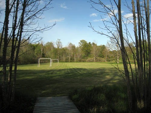 Nu har slottets trädgård blivit fotbollsplan till sommarstugorna.