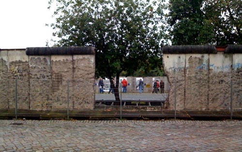 På några få ställen kan man se rester av muren i Berlin.