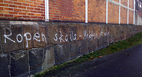 Revolutionära slagord på muren.
