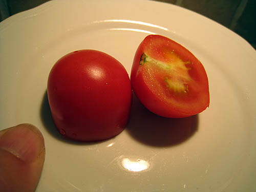 Första mogna tomaten.